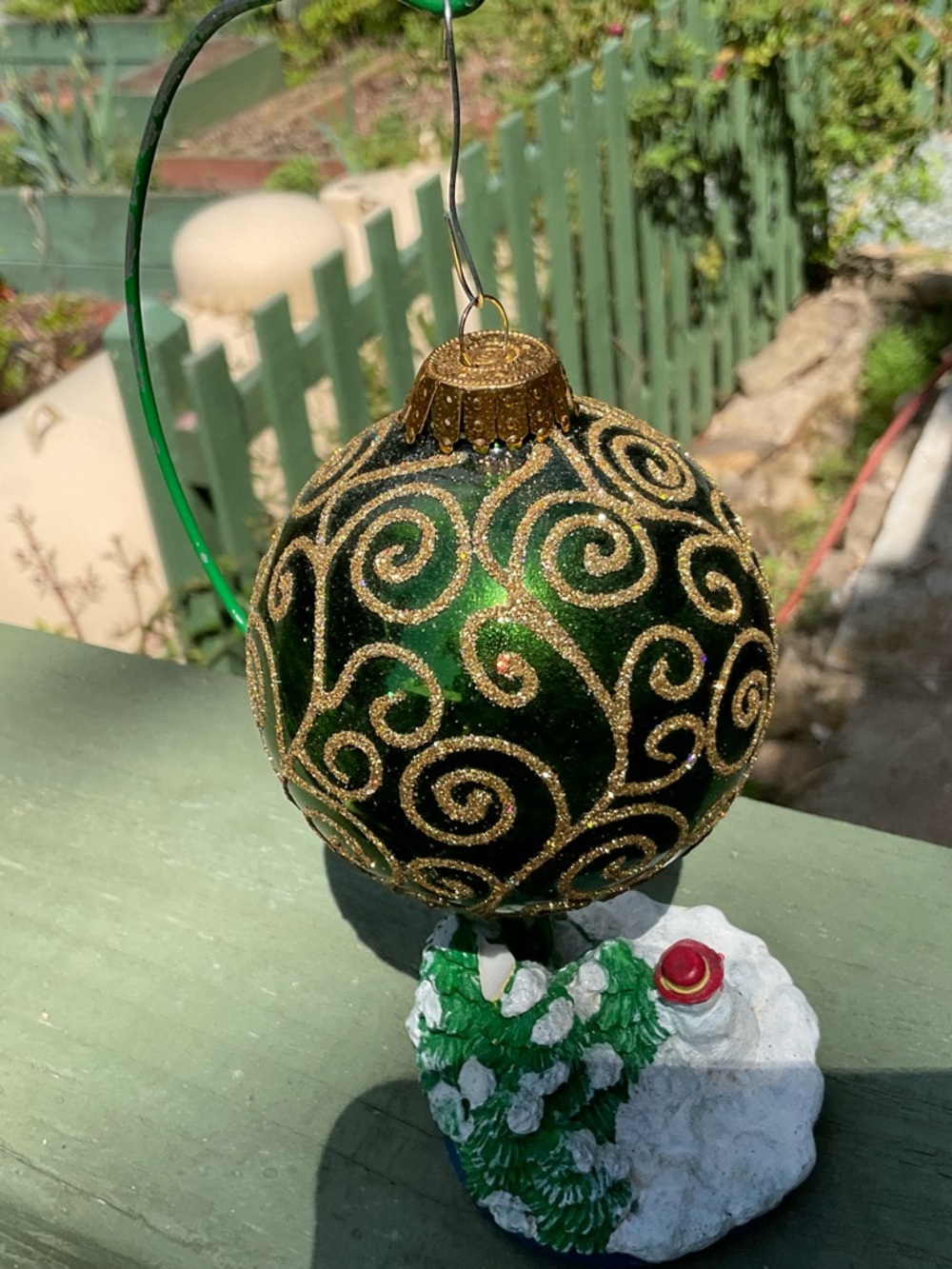 BR-GREEN W/GOLD GLITTER GLASS W/SWIRL DESIGN 3 IN. TALL ESTATE SELL FIND